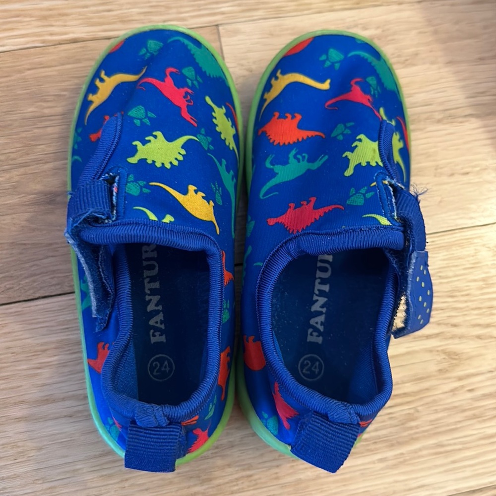 Fanture Unisex Watershoes in Blue. Size 24.
